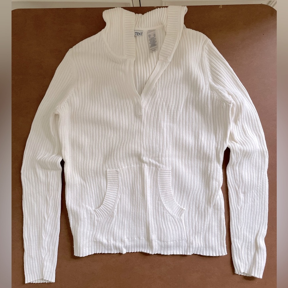 Tint long sleeve hoodie sweater size XLarge in creamy white. Front pocket